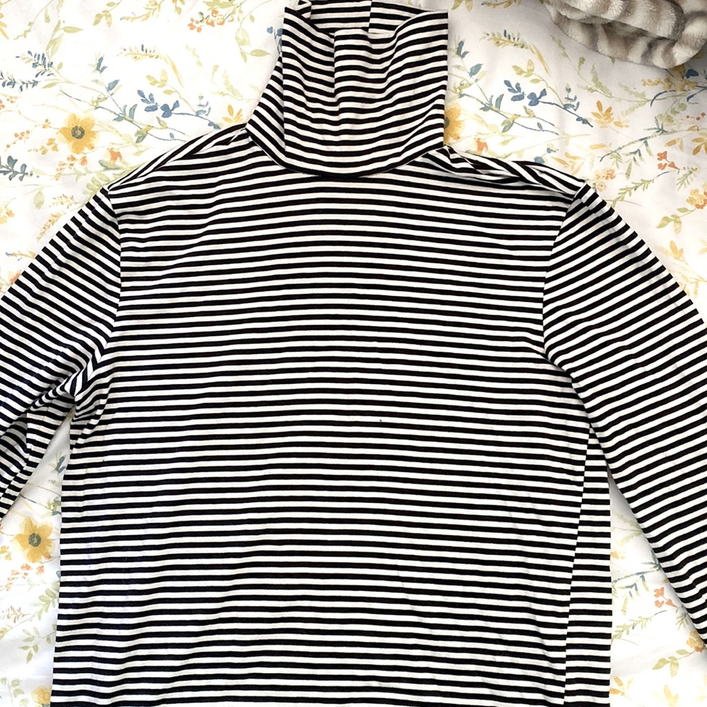 FOREVER 21 BLACK & WHITE TURTLENECK
